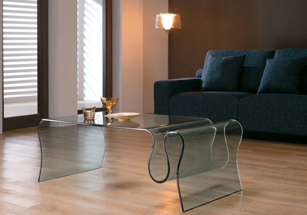 Table en verre ondulée. Valable pour toute pièce de la maison avec un thème décoratif.
