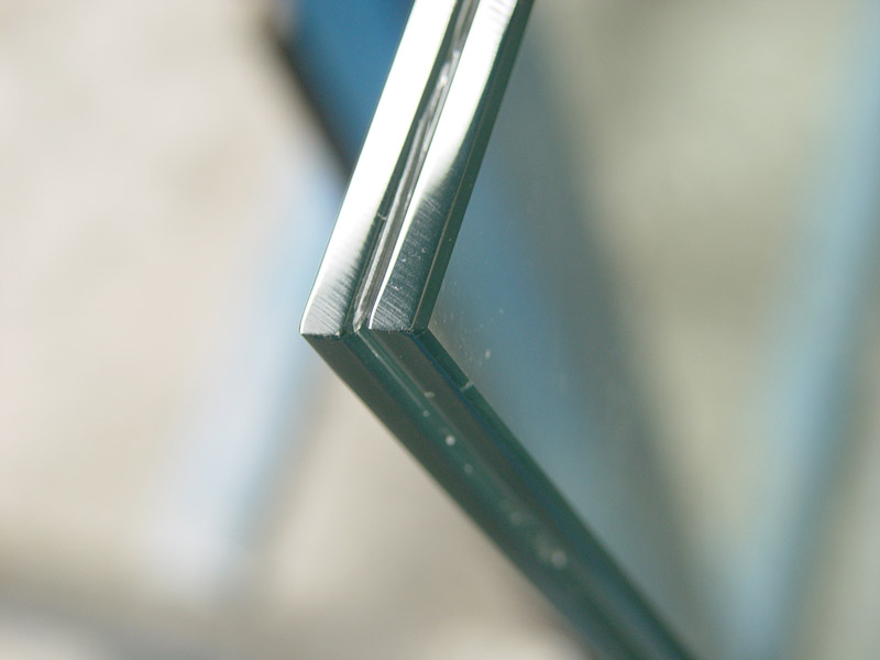 Verre laminé disponible sur notre site web, livré avec des bords polis et découpé sur mesure