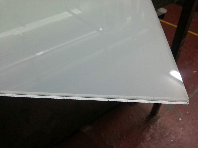Verre laminé mat disponible sur notre site. Livré avec bords polis et totalement sur mesure.