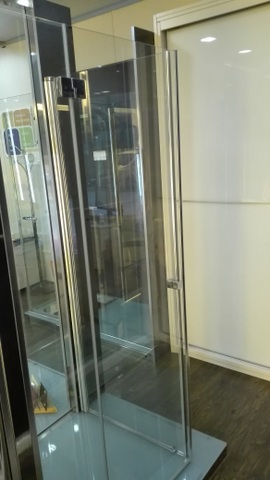 Paroi de douche avec porte battante et fixe latéral.