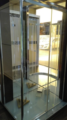 Cabine de douche formée par un devant avec porte coulissante et fixe latéral en verre transparent trempé de 8 mm