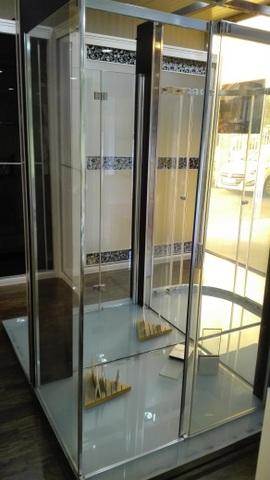 Cabine de douche formée par un devant avec porte coulissante et fixe latéral en verre transparent trempé de 8 mm