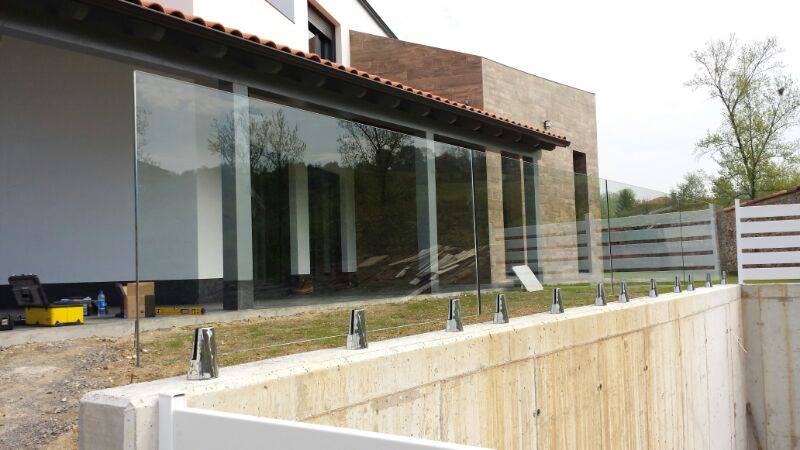 Ringhiere in vetro con il vetro a vista e fissaggio con pinze in acciaio inox AISI 316